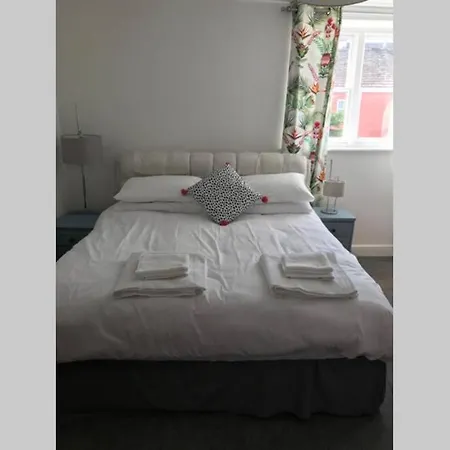 Albion Apartment *